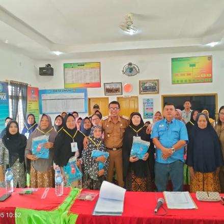 Dalam upaya mendukung semangat belajar para lansia, PT. Socfindo memberikan bantuan berupa baju sera