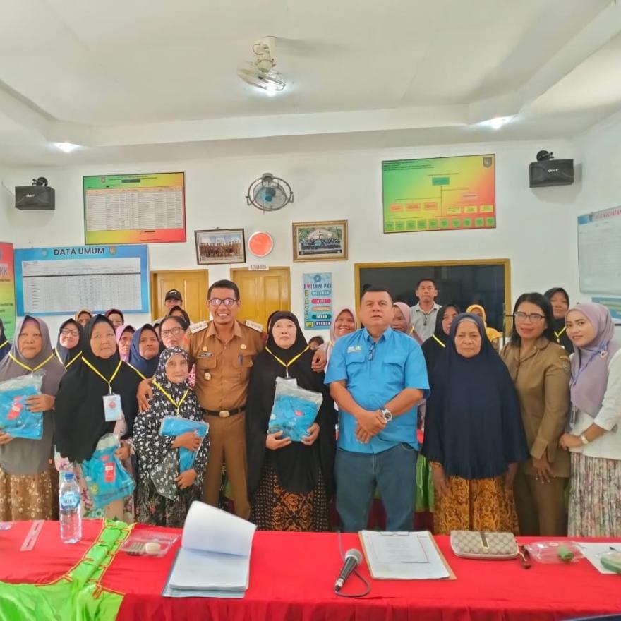 Dalam upaya mendukung semangat belajar para lansia, PT. Socfindo memberikan bantuan berupa baju sera